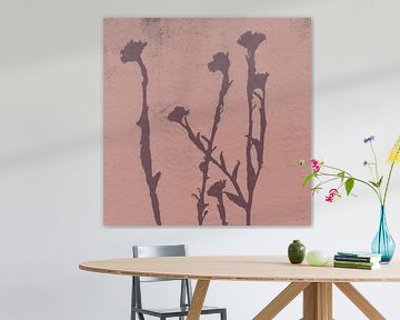 Bloemen in warm bruin op roze terra. Minimalistische botanische kunst van Dina Dankers