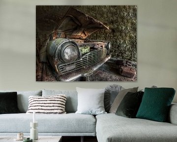 Lost Place - old rusty car van Carina Buchspies