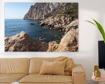 Felsige Bucht im Naturpark Peñón de Ifach von Adriana Mueller