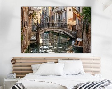 Straatbeeld Venetië met kanaal en gondel van Sander Groenendijk
