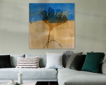 Abstracte retro botanische kunst in blauw en natuurlijk geel. Ginkgoblad van Dina Dankers