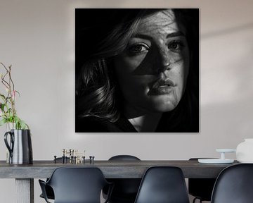 Zwart-wit portret van een vrouw van Poster Art Shop