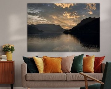 Fjord in Noorwegen bij zonsondergang