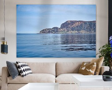 Westkaap in Noorwegen. Fjord en zee met bergen aan de kust