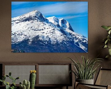 Noors hooggebergte, besneeuwde bergen en landschap
