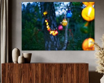 Feeënlichtjes hangen aan de boom. Tuinfeest