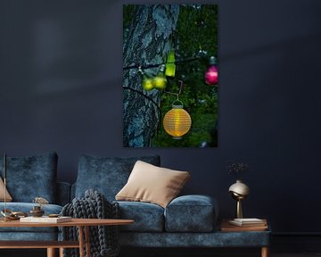 Feeënlichtjes hangen aan de boom. Tuinfeest