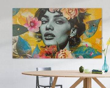 Jonge wilde vrouw gehuld in bloemenpracht. van New Visuals