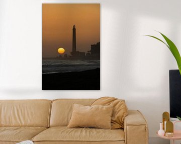 Ondergaande zon achter de vuurtoren van Maspalomas van Vicente M