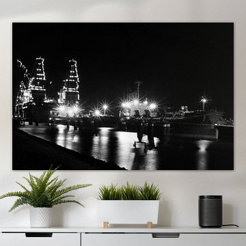 Schwarz-Weiß-Nachtaufnahme des Rotterdamer Hafens