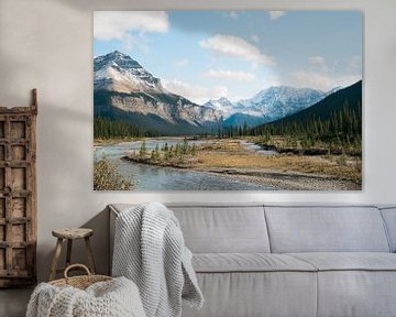 Meanderende rivier door ruig Canadees landschap van Marit Hilarius