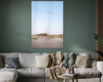 Rustgevend duinlandschap met blauwe lucht van Marit Hilarius
