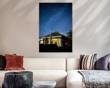 Hongaars huis onder een sterrenhemel von Leon Weggelaar