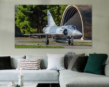 Griekse Mirage 2000 onderweg naar startbaan. van Jaap van den Berg