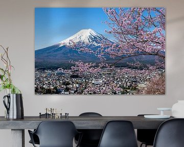 Schilderachtig uitzicht op de berg Fuji tijdens het kersenbloesemseizoen van Melanie Viola