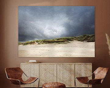 Duinen en donkere wolken op Texel van Bianca Wisseloo