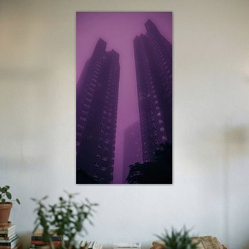 Mystische Stadt im violetten Nebel