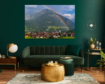 een regenboog boven Oberstdorf van Walter G. Allgöwer