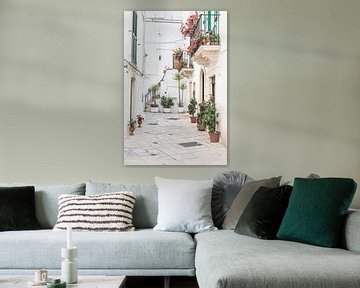 Witte steeg met bloemen in Locorotondo in Apulië van Photolovers reisfotografie