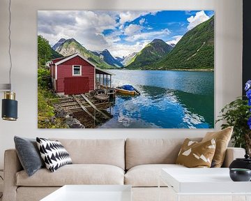 Uitzicht over de Fjærlandfsjord met een rode houten hut in Noorwegen van Rico Ködder