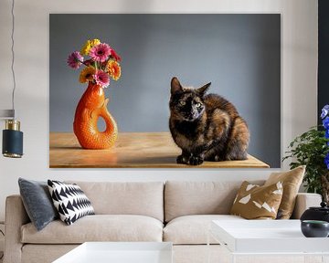Cat with flower vase by Lyssanne Ponsteen-Willems
