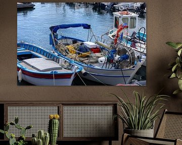 Saint Tropez met typische, oude, kleine vissersboten in de haven van Andreas Freund
