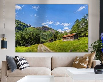 Paysage avec des cabanes en bois à Fjærland, Norvège sur Rico Ködder