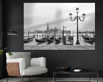 Venetiaans kanaal in zwart-wit - Reisfotografie in Italië van Carolina Reina Photography