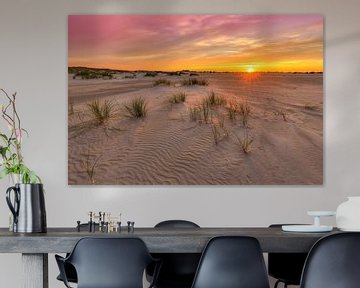 Zonsondergang op strand bij de vuurtoren van De Cocksdorp op Texel van Rob Kints