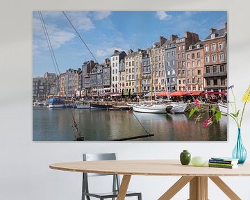 mensen zitten op een terras in de haven van honfleur
