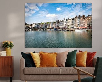 mensen zitten op een terras in de haven van honfleur