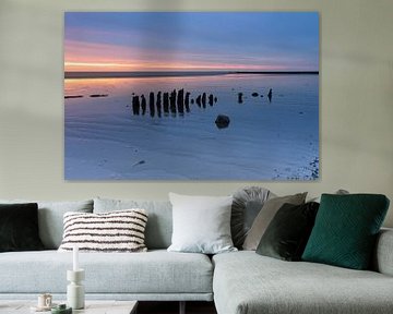 Paaltjes op het Wad aan de Friese kust tijdens het blauwe uurtje van KB Design & Photography (Karen Brouwer)