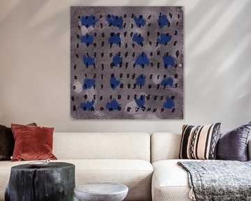 Abstract kobaltblauw en zwart patroon op taupe. van Dina Dankers