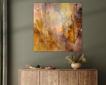 Compositie met vloeiende vormen in goud en oranje