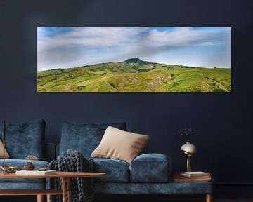 Radicofani in het Toscaanse landschap van eric van der eijk