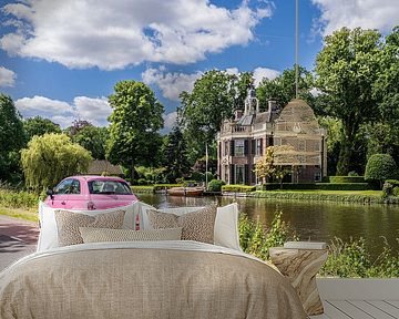 Roze Fiat 500 tegenover een villa bij de Vecht