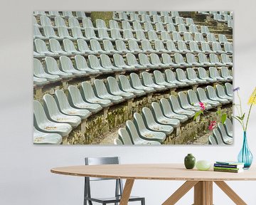 Rijen stoelen op een openluchtpodium van Heiko Kueverling