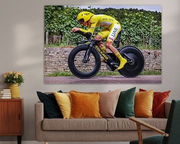 Tadej Pogacar in Gelb auf dem Zeitfahrrad Tour de France