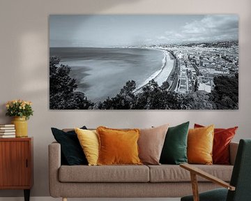Promenade des Anglais en oude stad in Nice - monochroom van Werner Dieterich