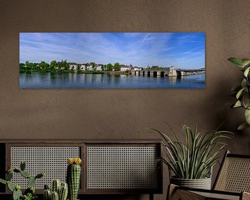 Maastricht zicht over de Maas met de St. Servaasbrug