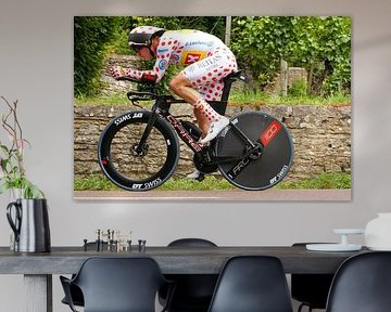 Jonas Abrahamsen im gepunkteten Trikot auf dem Zeitfahrrad