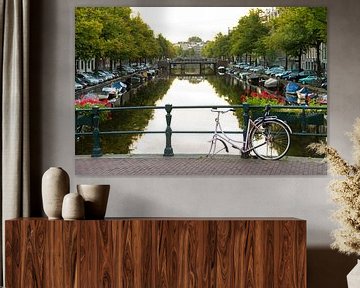 Fiets zonder wiel op een brug in Amsterdam van Dennis van de Water