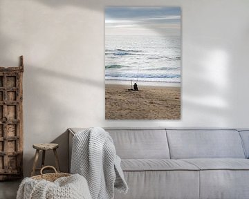 Solitaire visser op het strand in Portugal van Marianne Eggink - Fotografie en digitale kunst