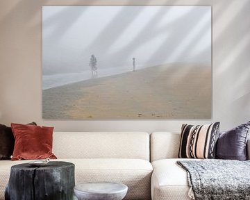 Mistig moment op het strand bij IJmuiden van Marianne Eggink - Fotografie en digitale kunst