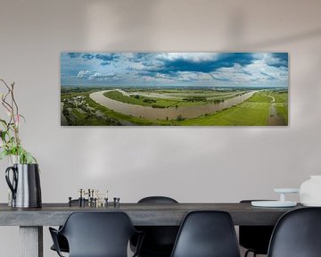 IJssel landschap met een donkere lucht erboven in het voorjaar van Sjoerd van der Wal Fotografie