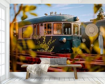 Blauer Vintage‑Triebwagen zwischen roten Schienen – Bahnfotografie zur Goldenen Stunde von Brave Toaster Photos
