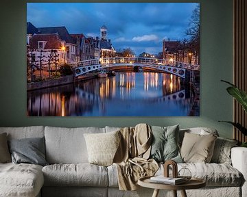 Marché de la viande de Dokkum avec vue sur l'hôtel de ville avec tourelle sur R Smallenbroek