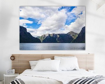 Uitzicht over de Aurlandsfjord in Noorwegen van Rico Ködder
