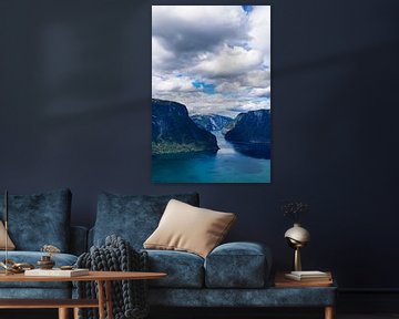 Uitzicht vanaf Stegastein over de Aurlandsfjord in Noorwegen van Rico Ködder