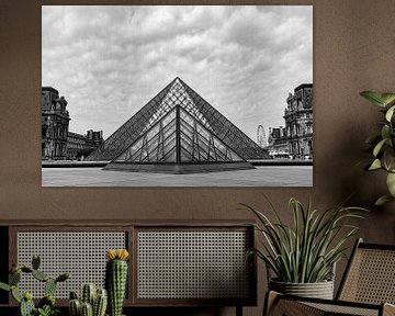 Symmetrische zwart-wit foto van het Louvre van Simone Diederich